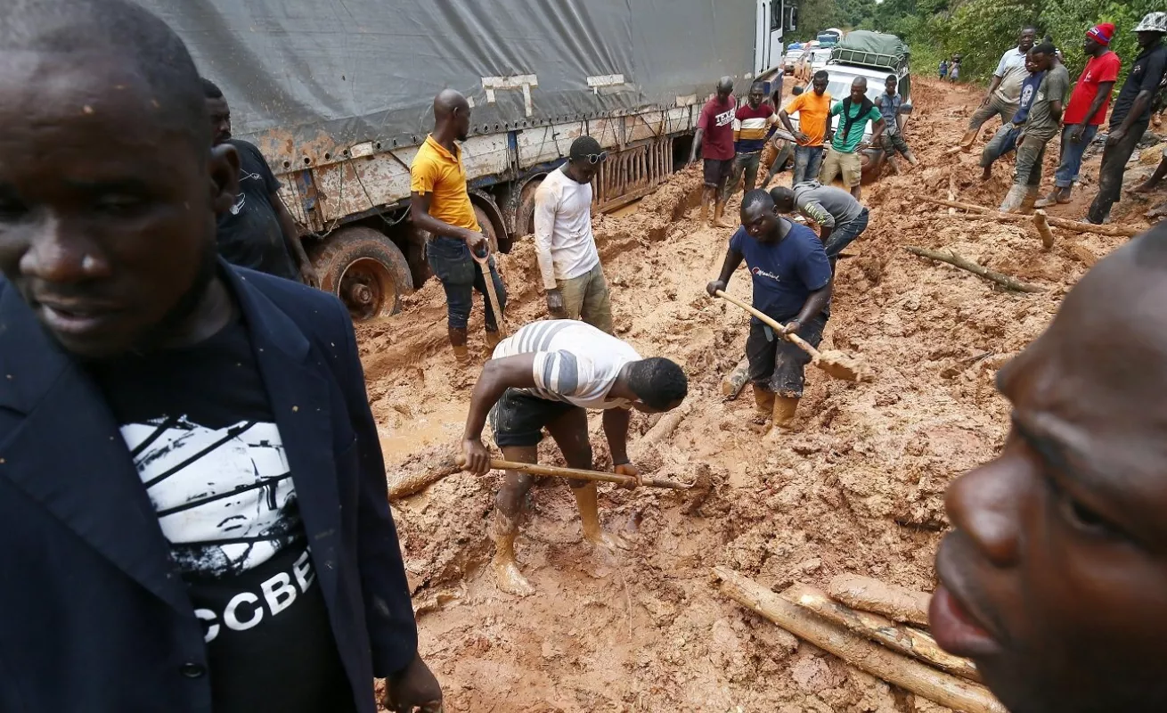 Liberia rural hundida en el lodo