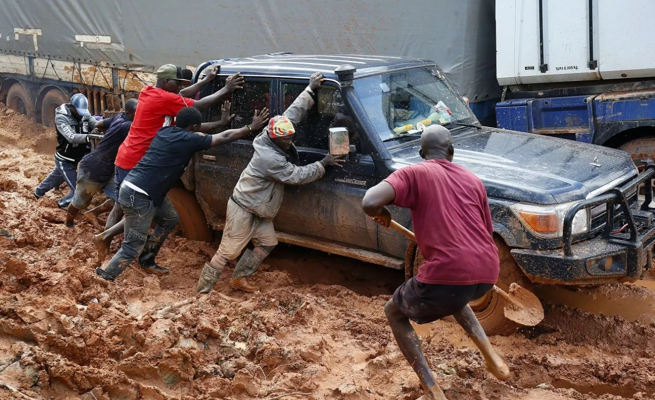 Liberia rural hundida en el lodo