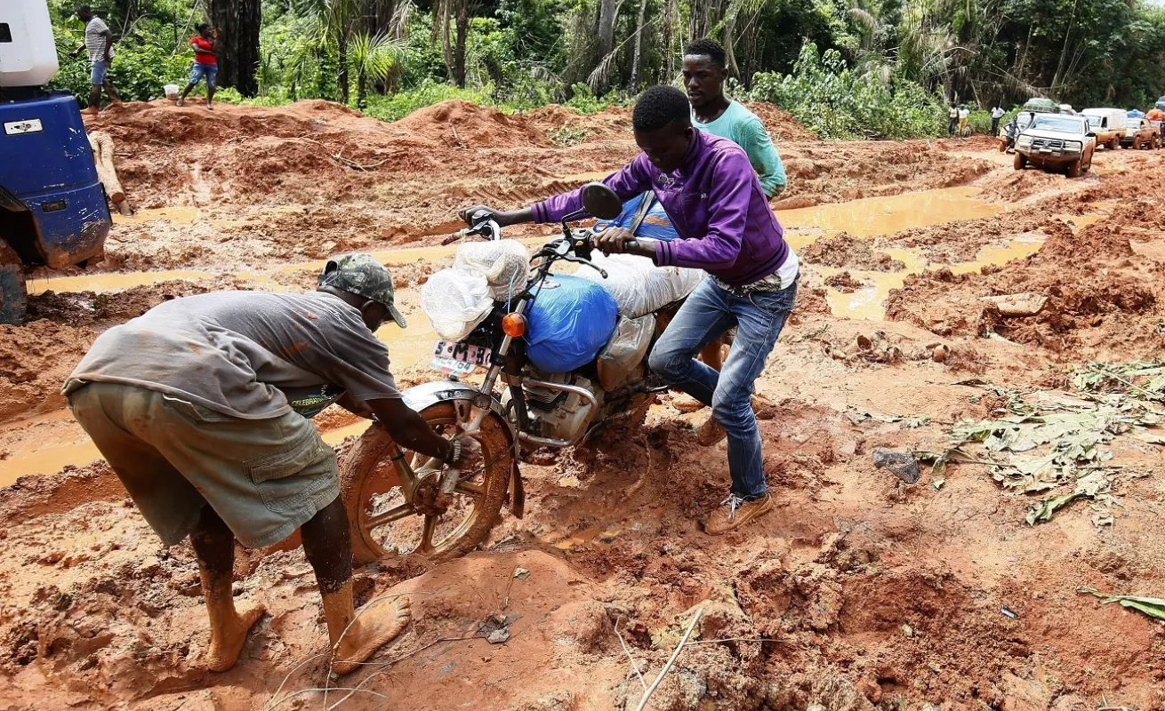Liberia rural hundida en el lodo