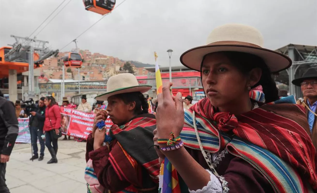 Escultores bolivianos rinden tributo a la líder indígena Bartolina Sisa