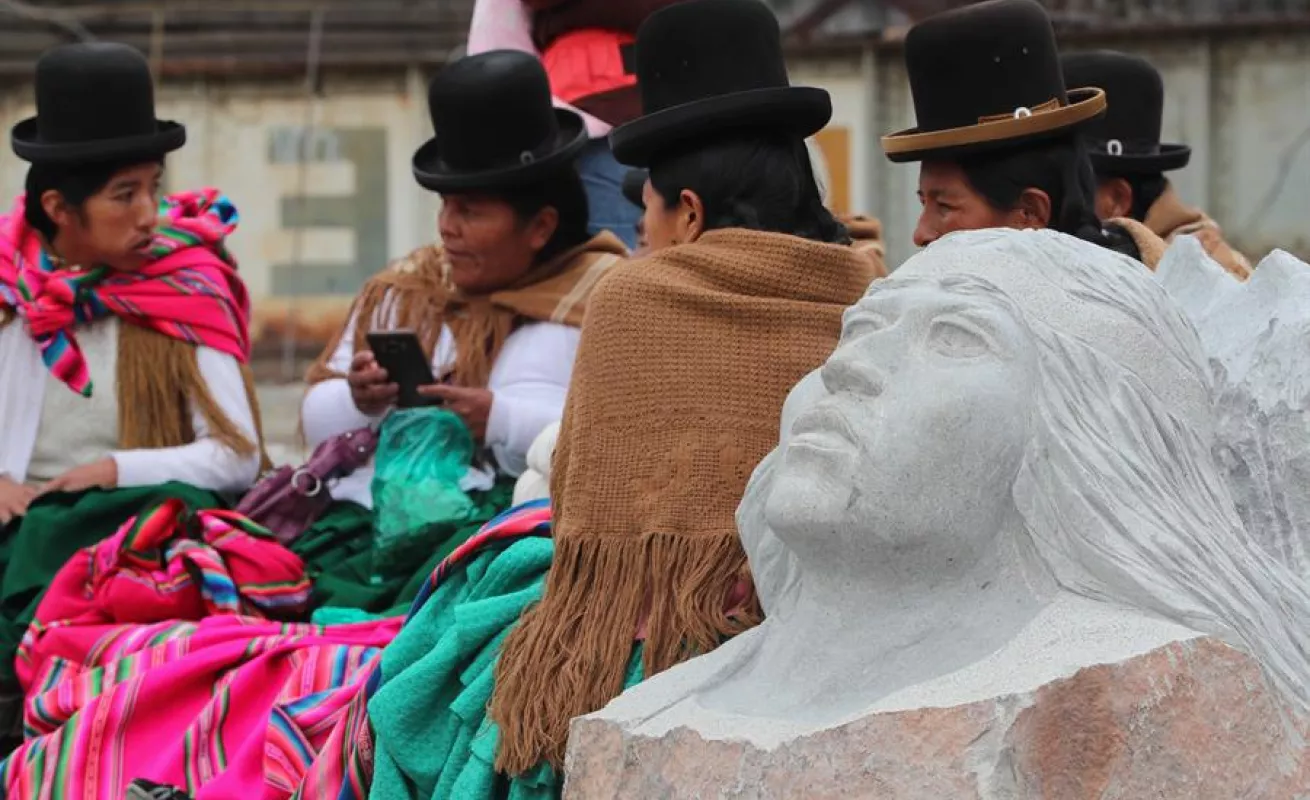 Escultores bolivianos rinden tributo a la líder indígena Bartolina Sisa