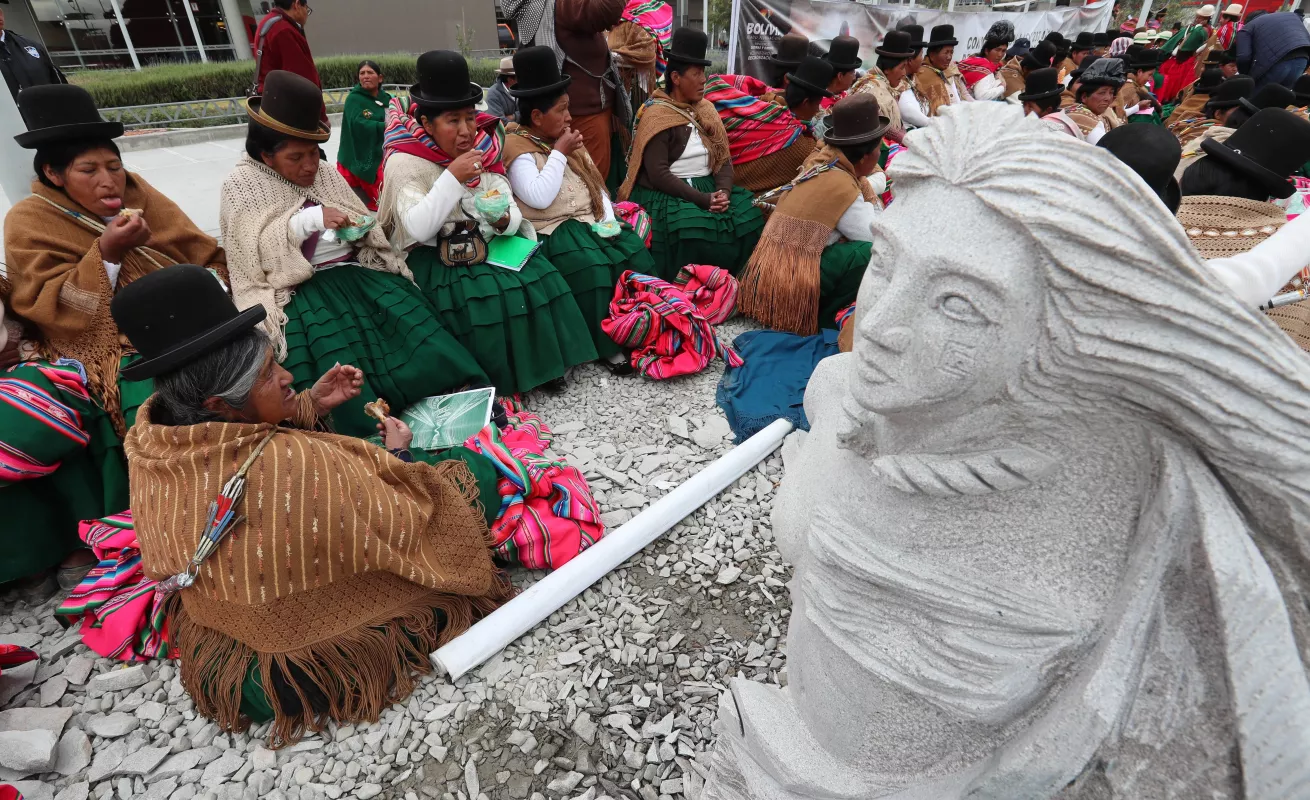 Escultores bolivianos rinden tributo a la líder indígena Bartolina Sisa