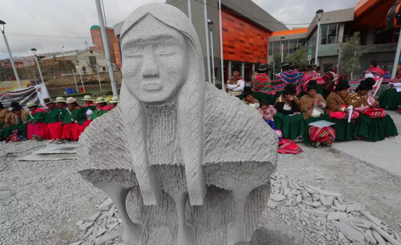 Escultores bolivianos rinden tributo a la líder indígena Bartolina Sisa