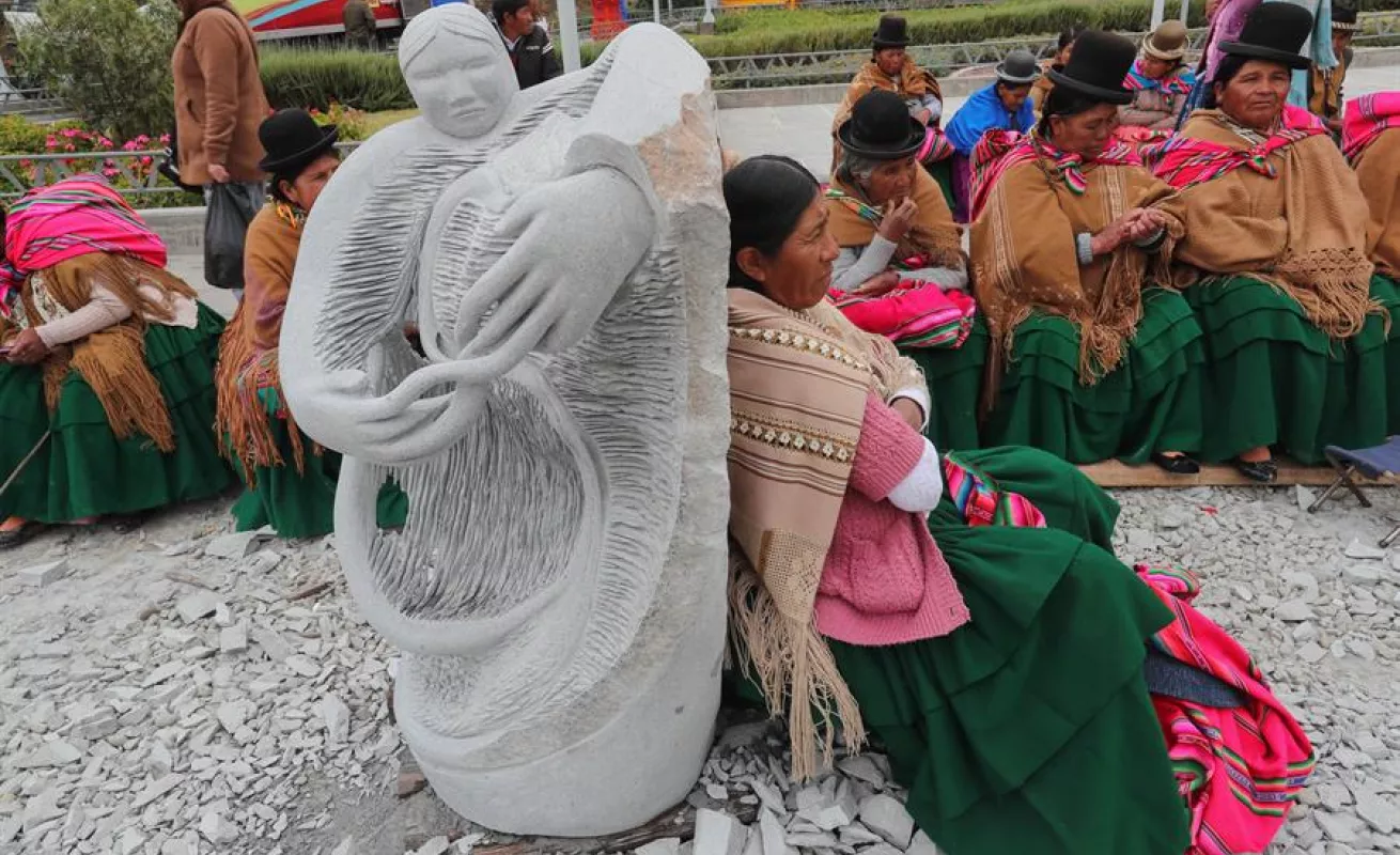 Escultores bolivianos rinden tributo a la líder indígena Bartolina Sisa