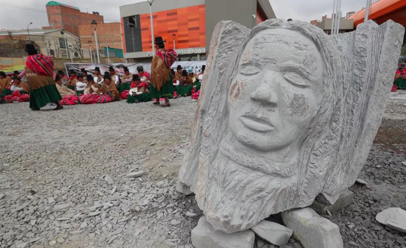 Escultores bolivianos rinden tributo a la líder indígena Bartolina Sisa