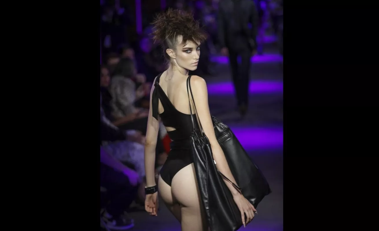 Tom Ford atrae a la multitud de la moda a una vieja estación de metro