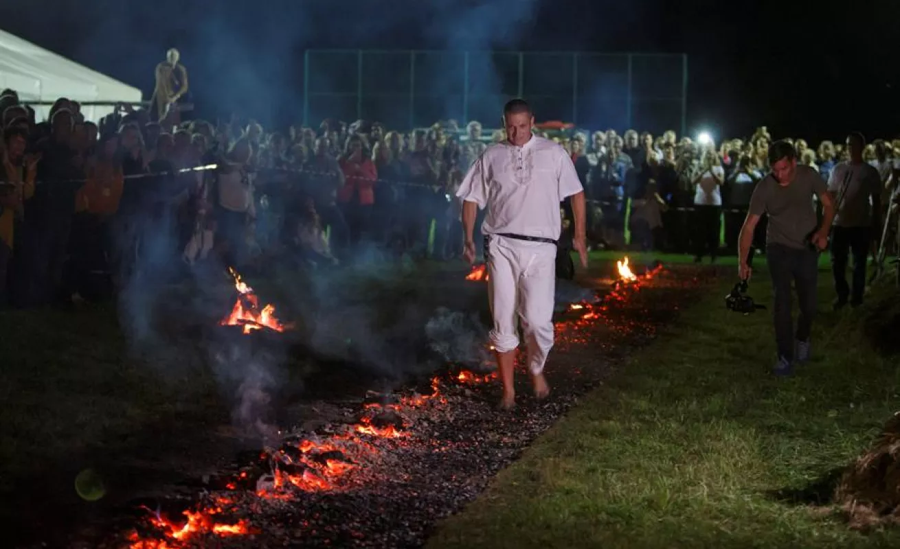 Desafío al fuego durante el 16 ° Festival de Orseg Pumpkin en Hungría
