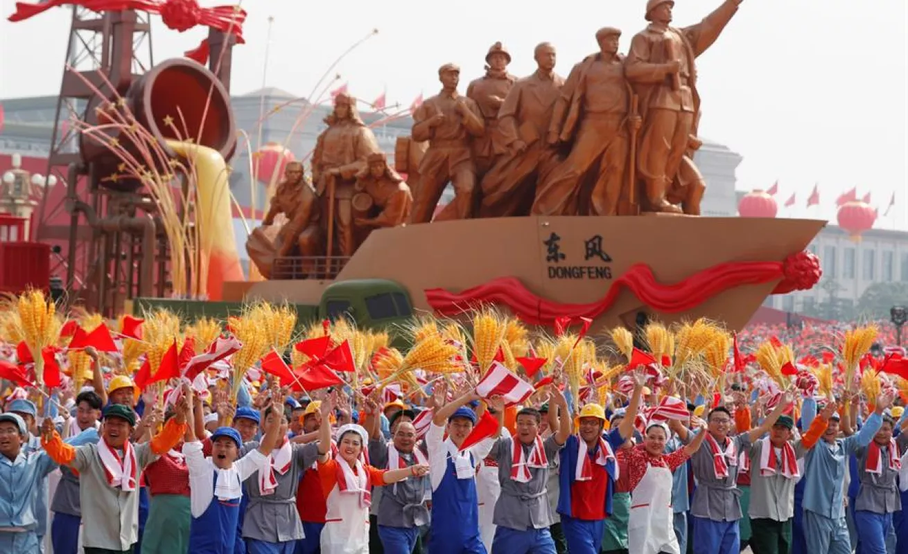 China exhibe su poderío en un desfile y celebra sus 70 años de fundación