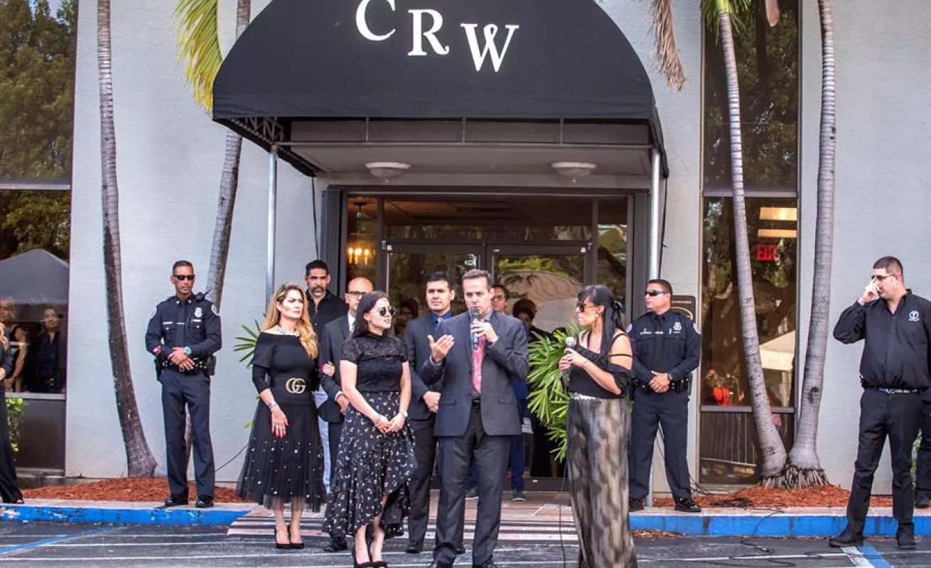 Familiares y seguidores acuden en Miami a las honras fúnebres de José José