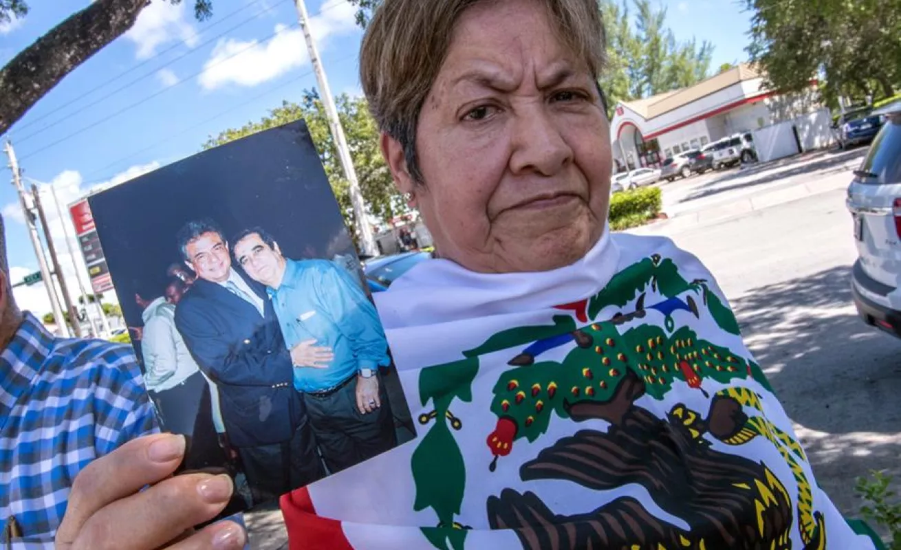 Familiares y seguidores acuden en Miami a las honras fúnebres de José José