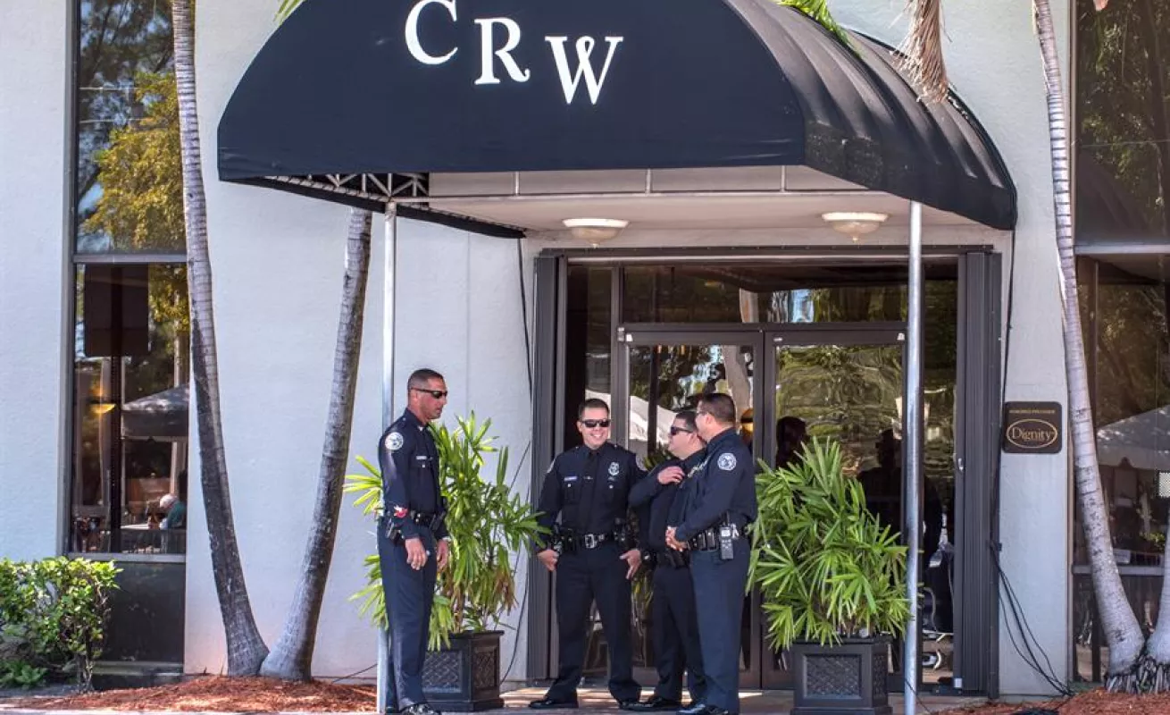 Familiares y seguidores acuden en Miami a las honras fúnebres de José José