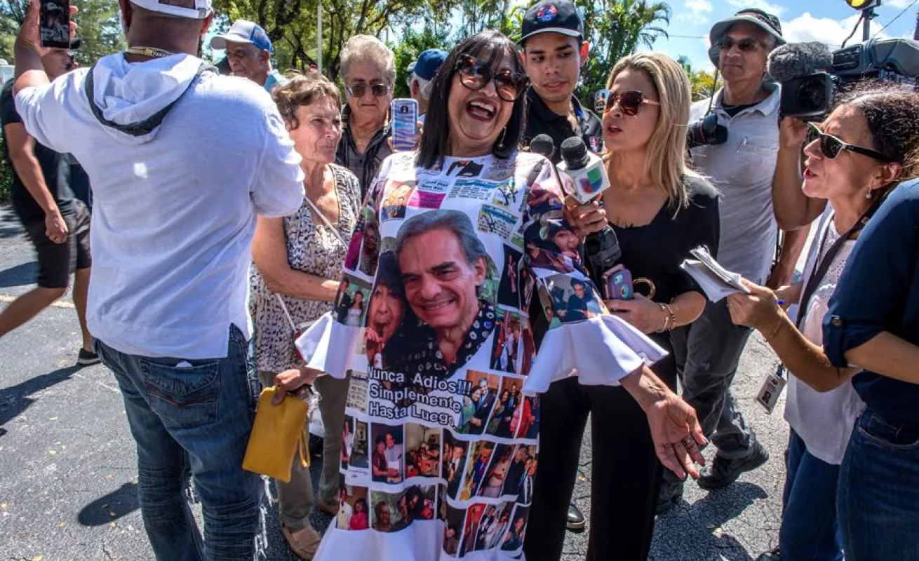 Familiares y seguidores acuden en Miami a las honras fúnebres de José José