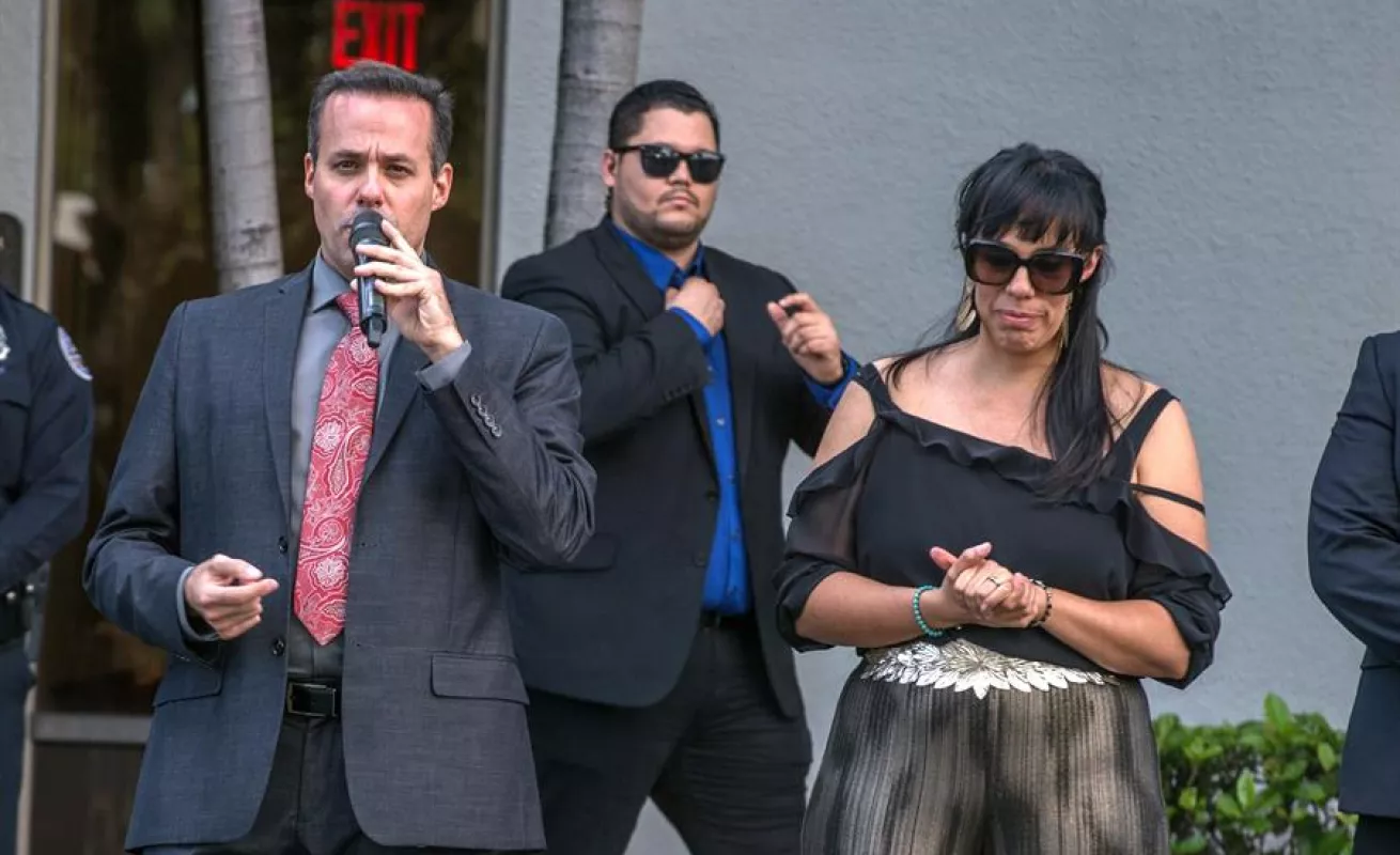 Familiares y seguidores acuden en Miami a las honras fúnebres de José José