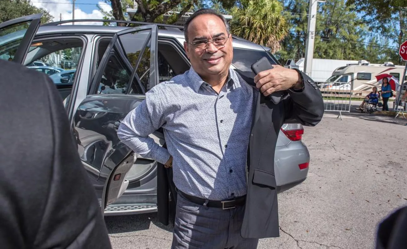 Familiares y seguidores acuden en Miami a las honras fúnebres de José José