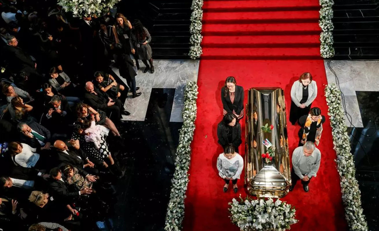 México dice finalmente adiós al legendario cantante José José