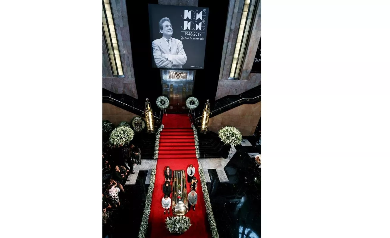 México dice finalmente adiós al legendario cantante José José