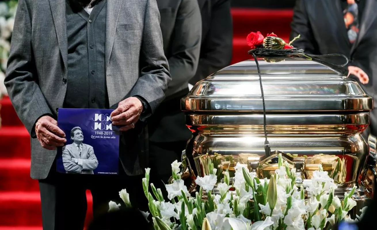 México dice finalmente adiós al legendario cantante José José