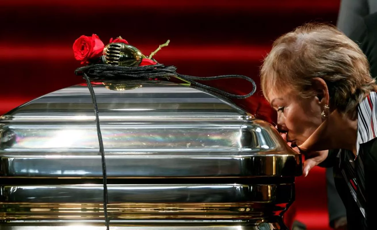 México dice finalmente adiós al legendario cantante José José