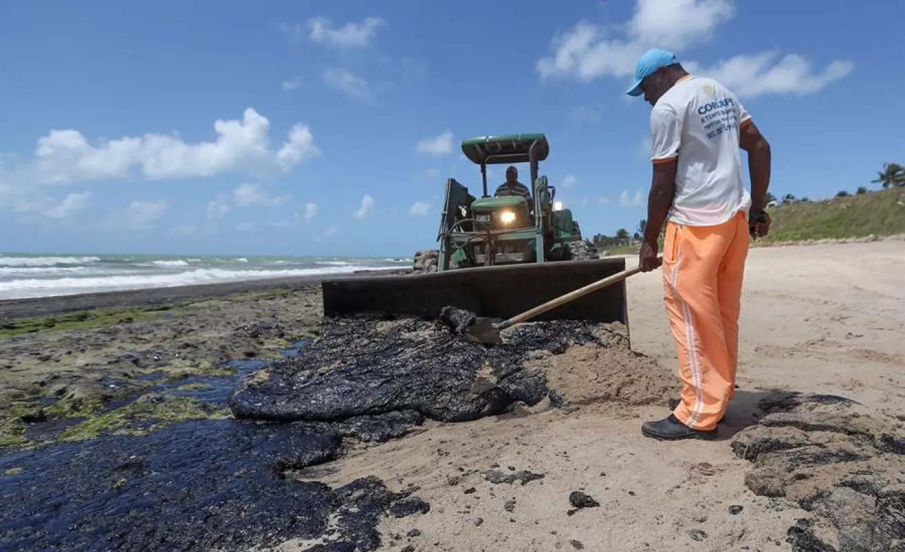 Manchas de petróleo en litoral de Brasil causan gran preocupación 