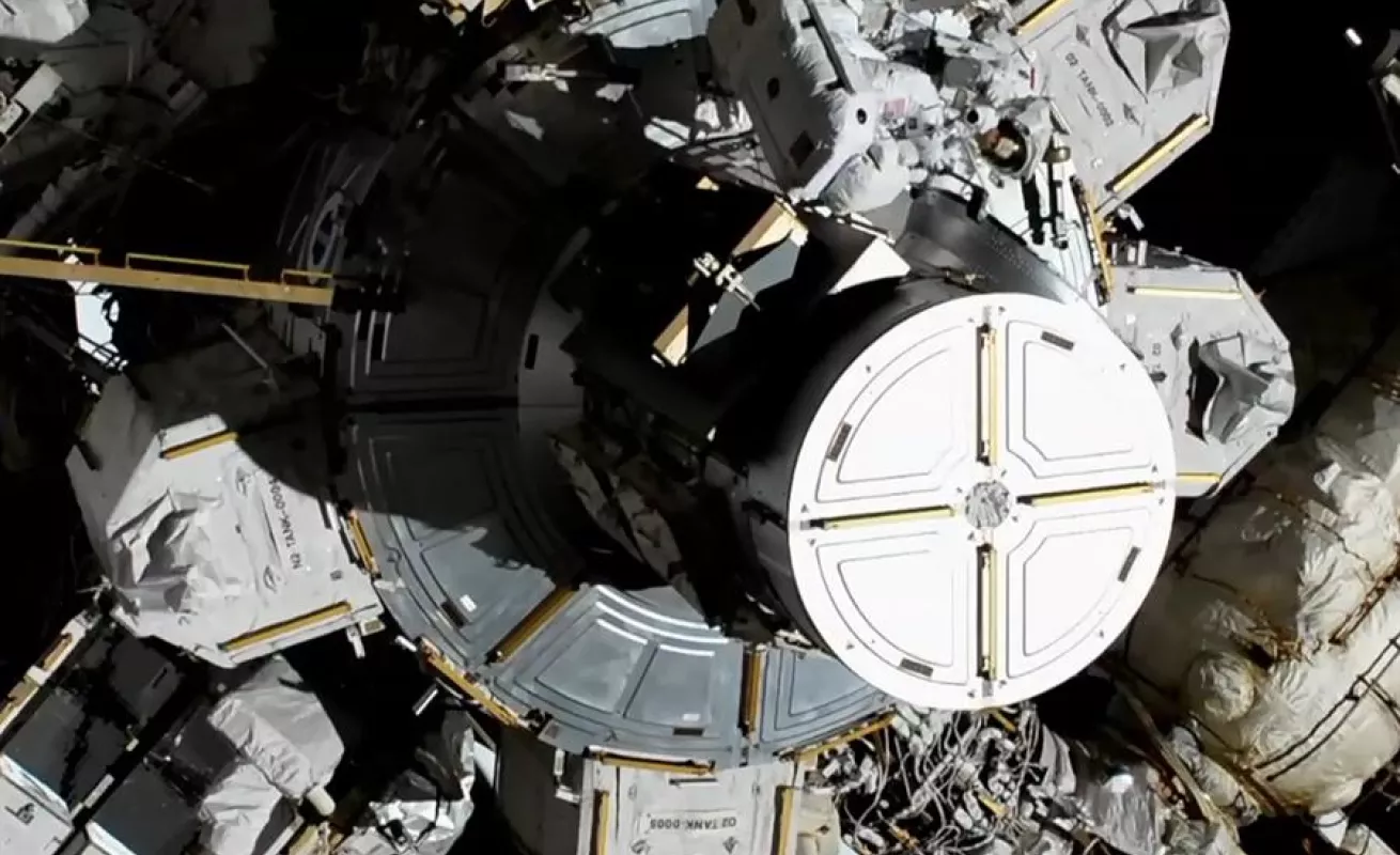 Dos astronautas hacen historia con un paseo espacial íntegramente femenino