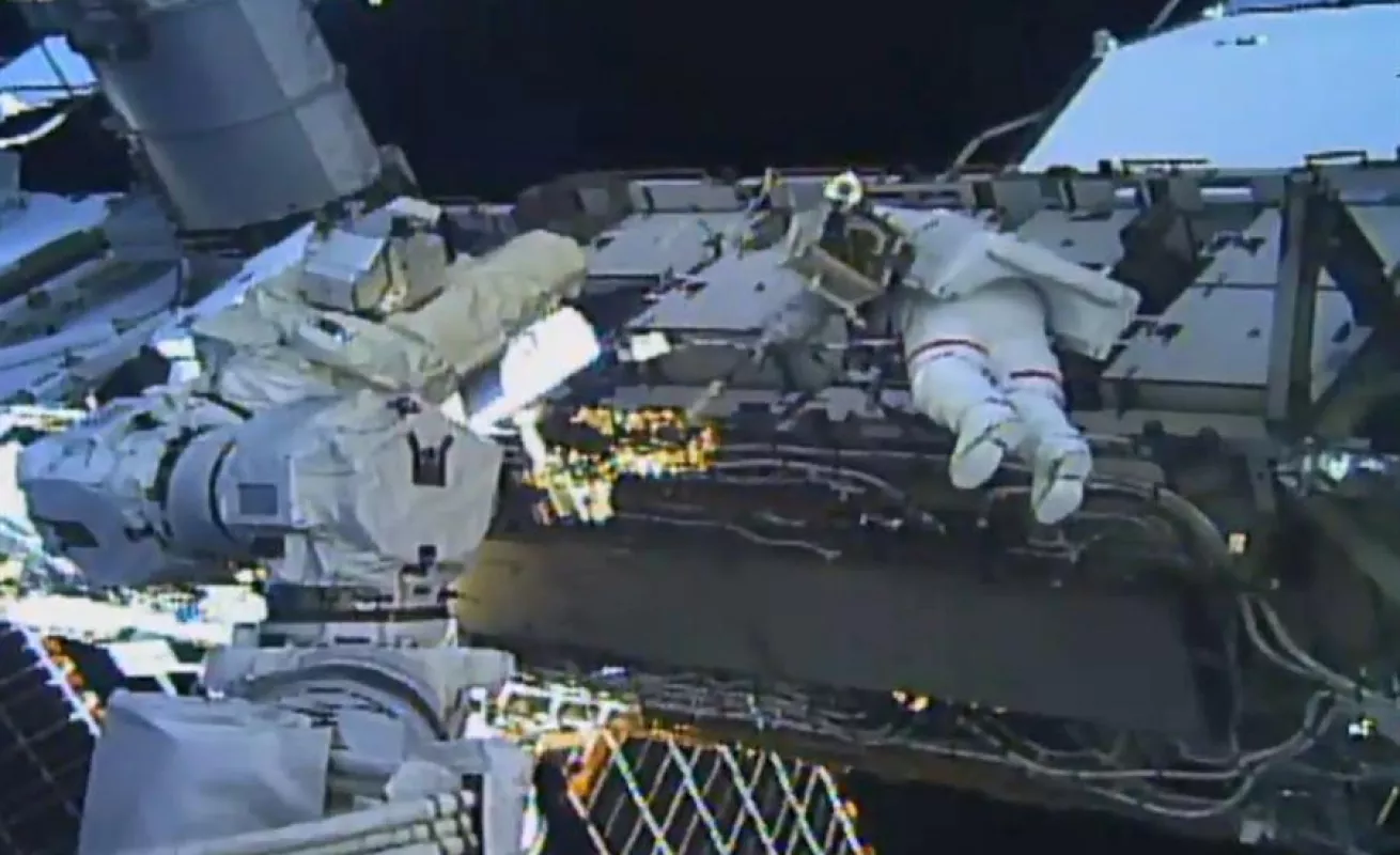 Dos astronautas hacen historia con un paseo espacial íntegramente femenino