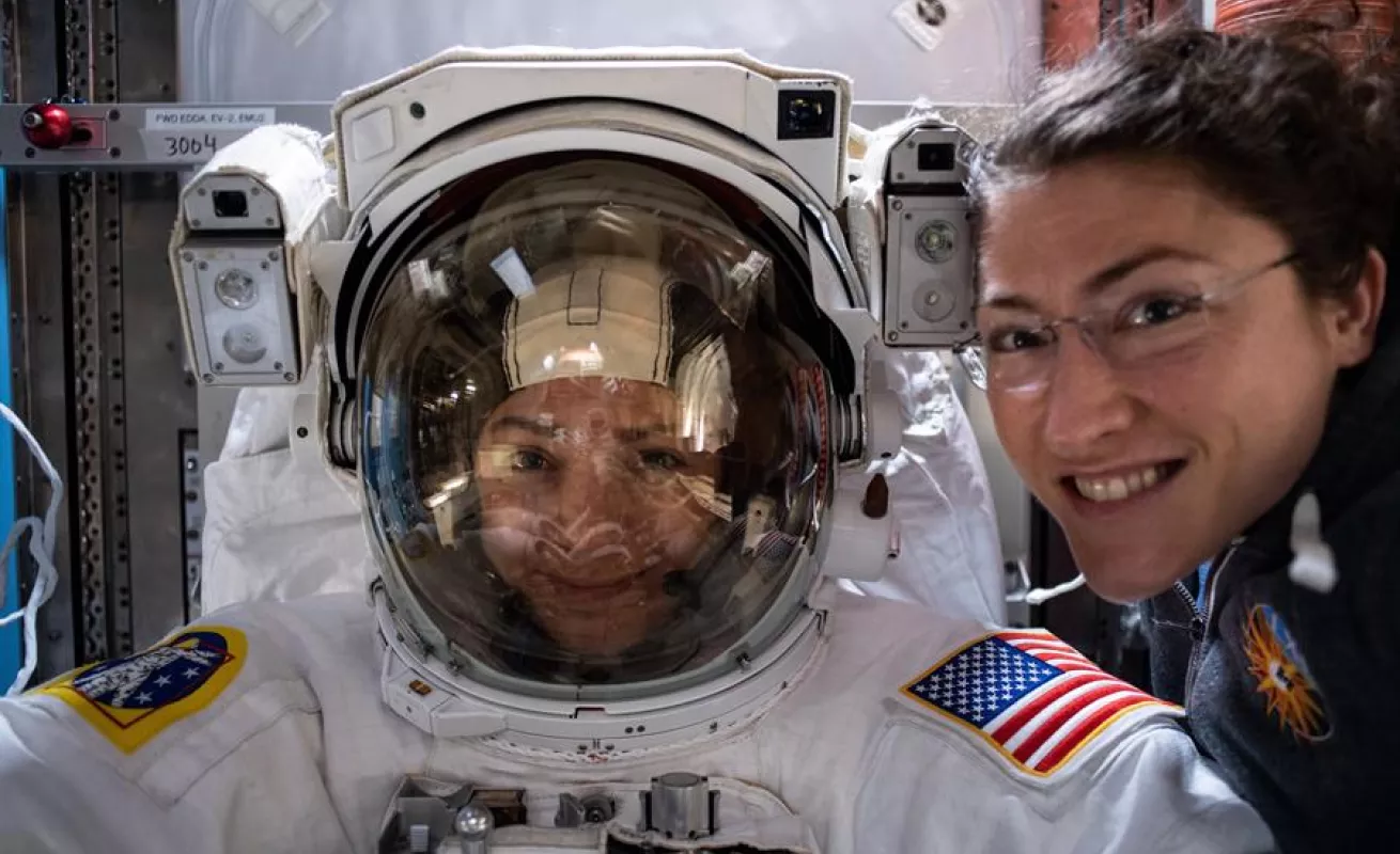 Dos astronautas hacen historia con un paseo espacial íntegramente femenino