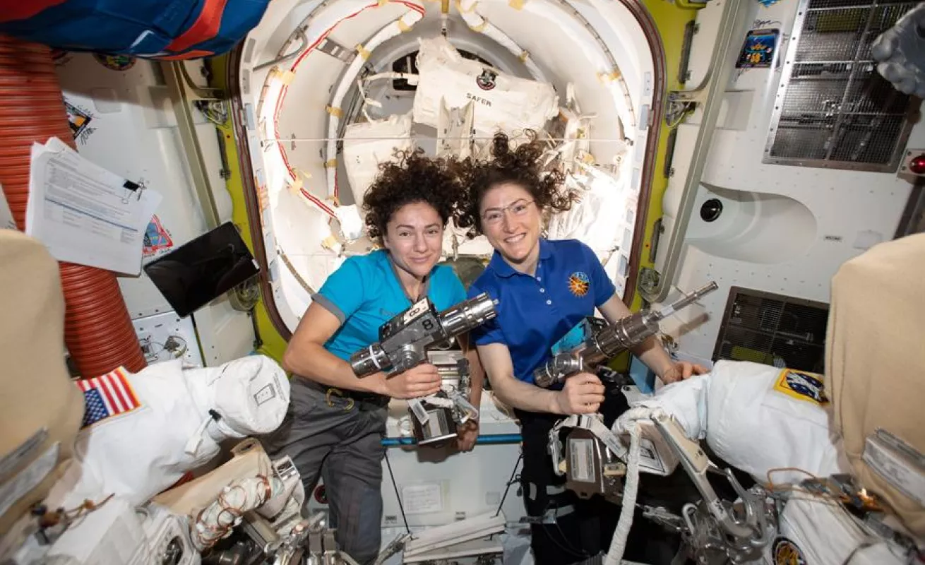 Dos astronautas hacen historia con un paseo espacial íntegramente femenino