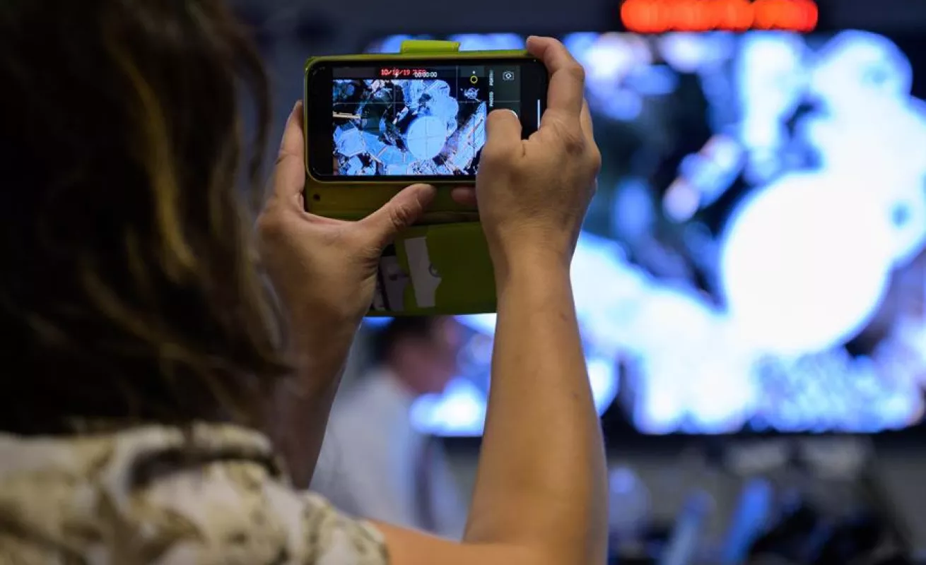 Dos astronautas hacen historia con un paseo espacial íntegramente femenino
