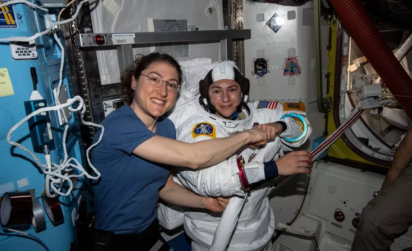 Dos astronautas hacen historia con un paseo espacial íntegramente femenino