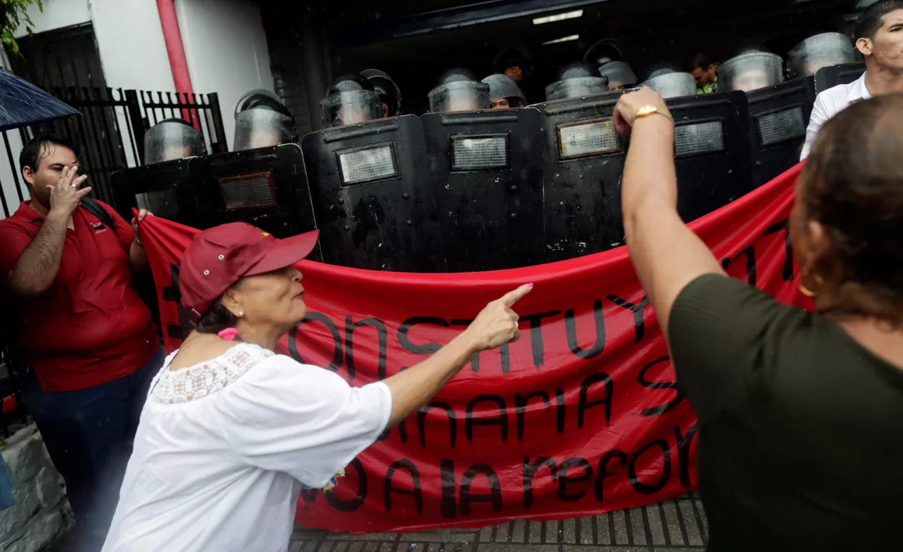 Puños y patadas en la Asamblea 