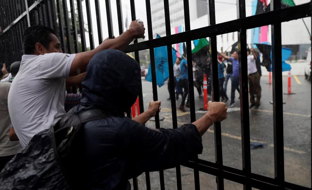 Puños y patadas en la Asamblea 
