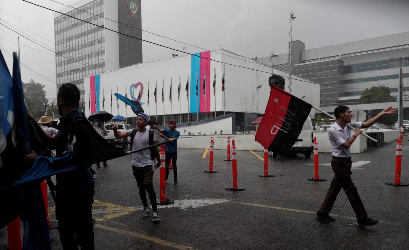 Puños y patadas en la Asamblea 