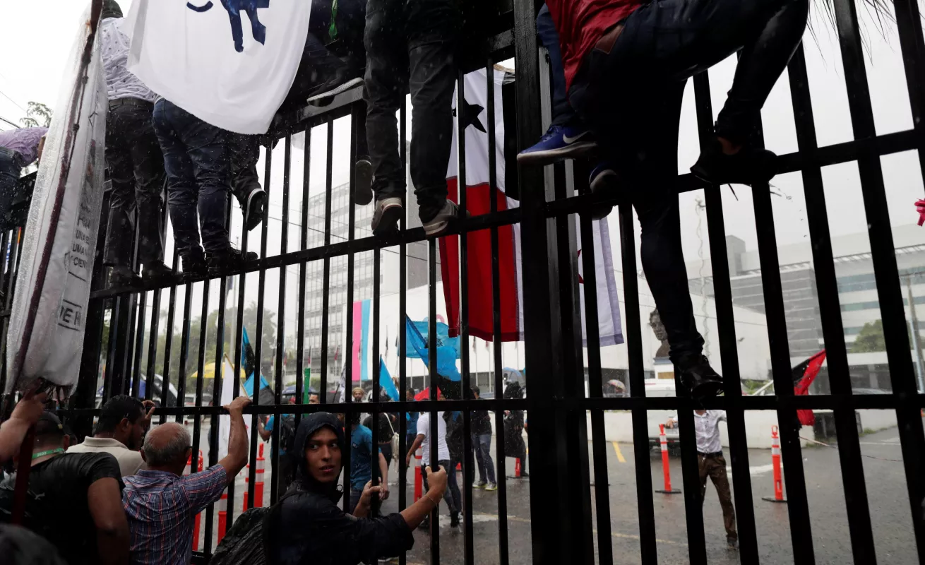 Puños y patadas en la Asamblea 