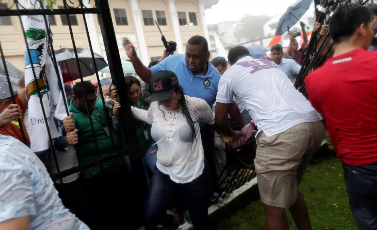 Puños y patadas en la Asamblea 