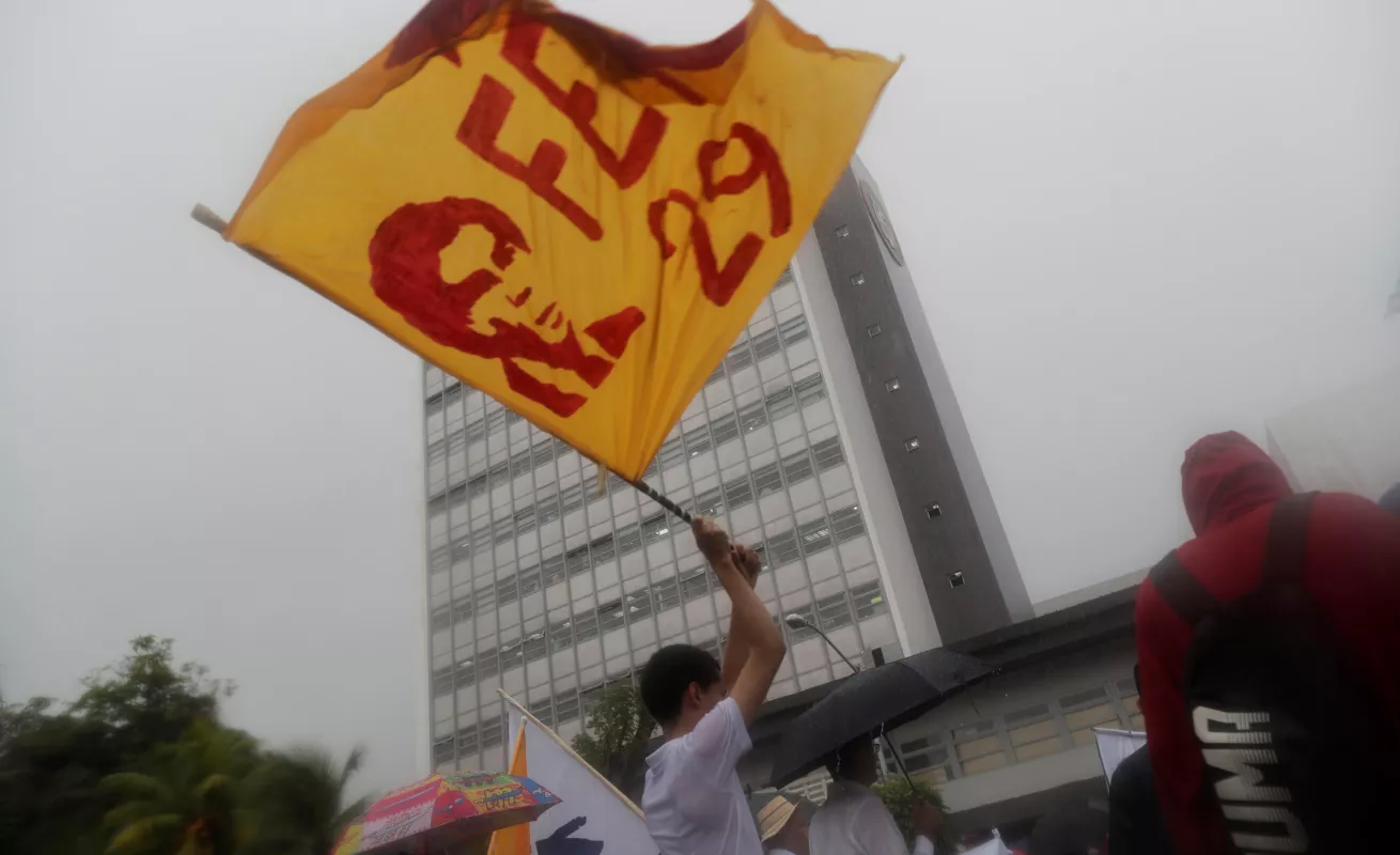 Puños y patadas en la Asamblea 