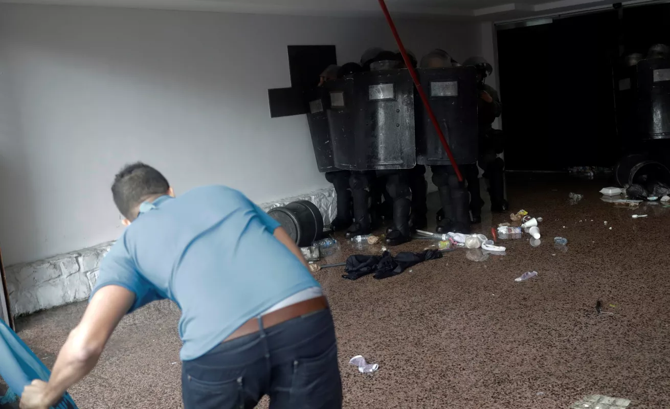 Puños y patadas en la Asamblea 