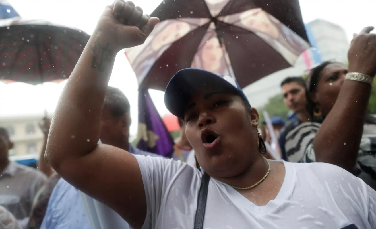 Puños y patadas en la Asamblea 