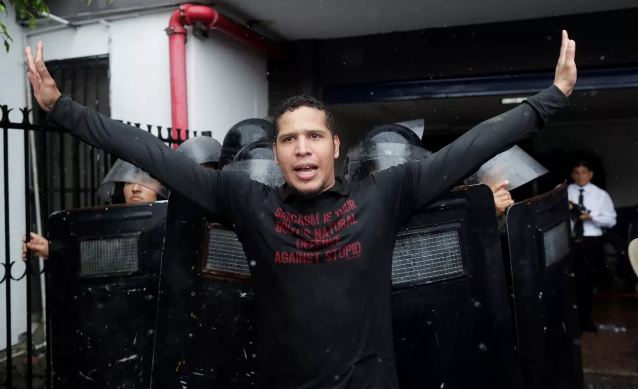 Puños y patadas en la Asamblea 