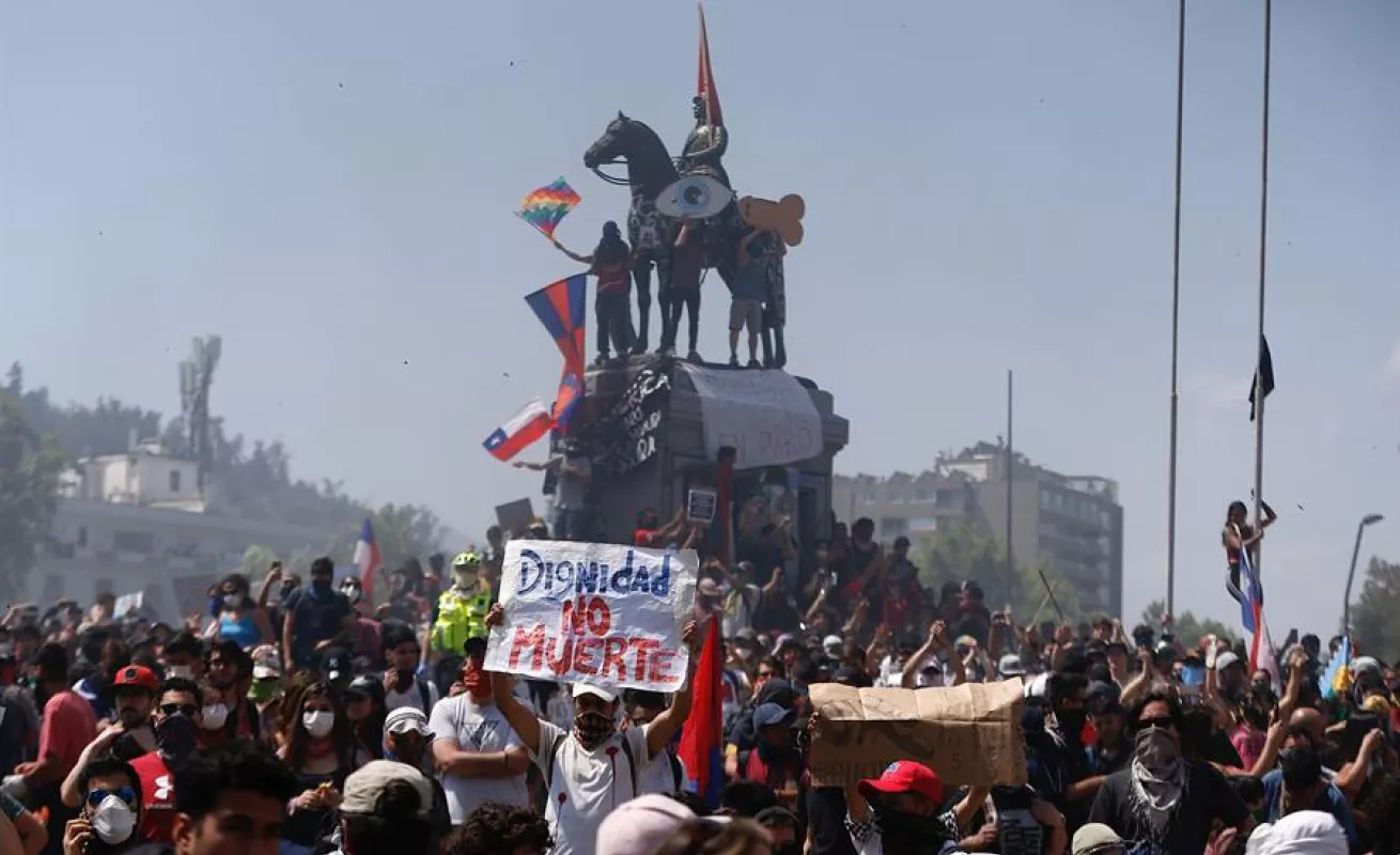 Miles de chilenos protestan por séptimo día en las calles de Santiago
