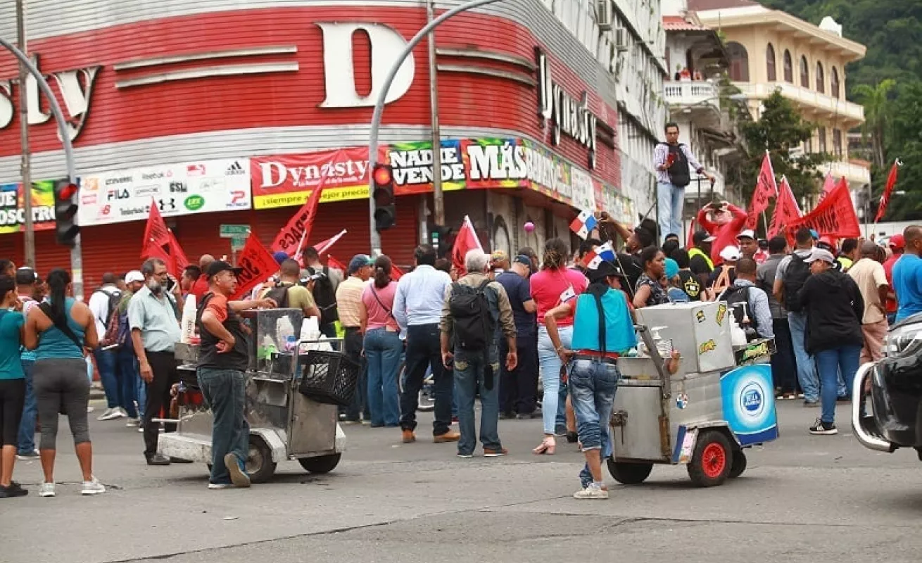 Chicheros, raspaderos y buhoneros compiten por las ventas en las protestas
