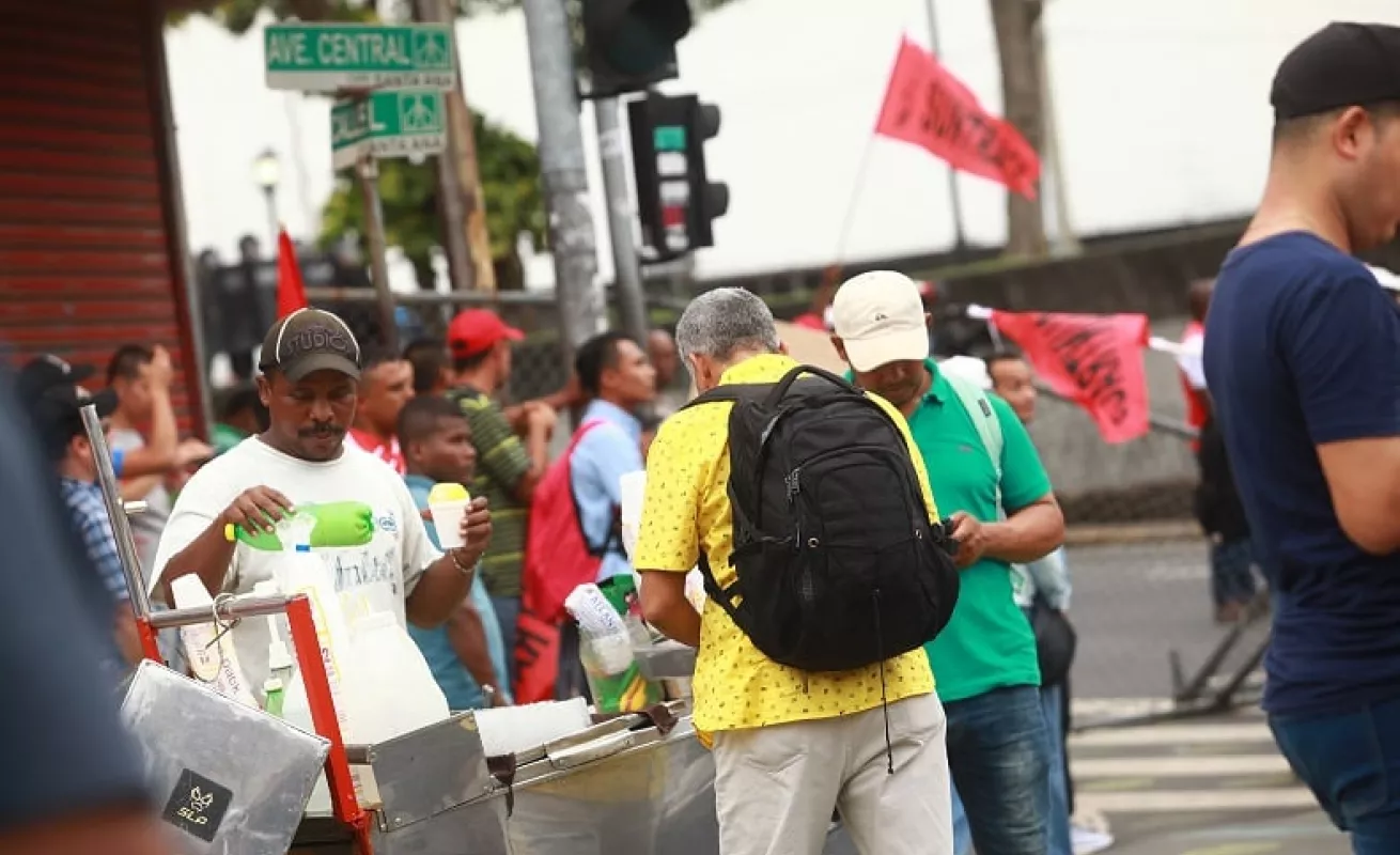 Chicheros, raspaderos y buhoneros compiten por las ventas en las protestas