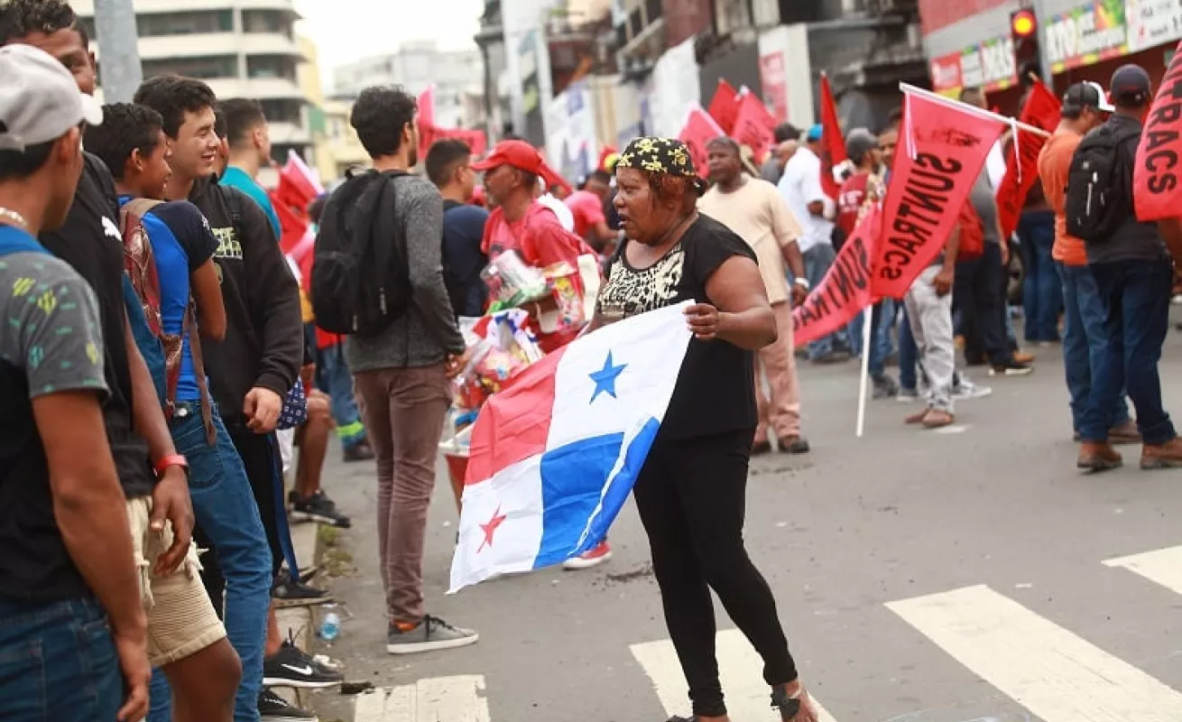 Chicheros, raspaderos y buhoneros compiten por las ventas en las protestas