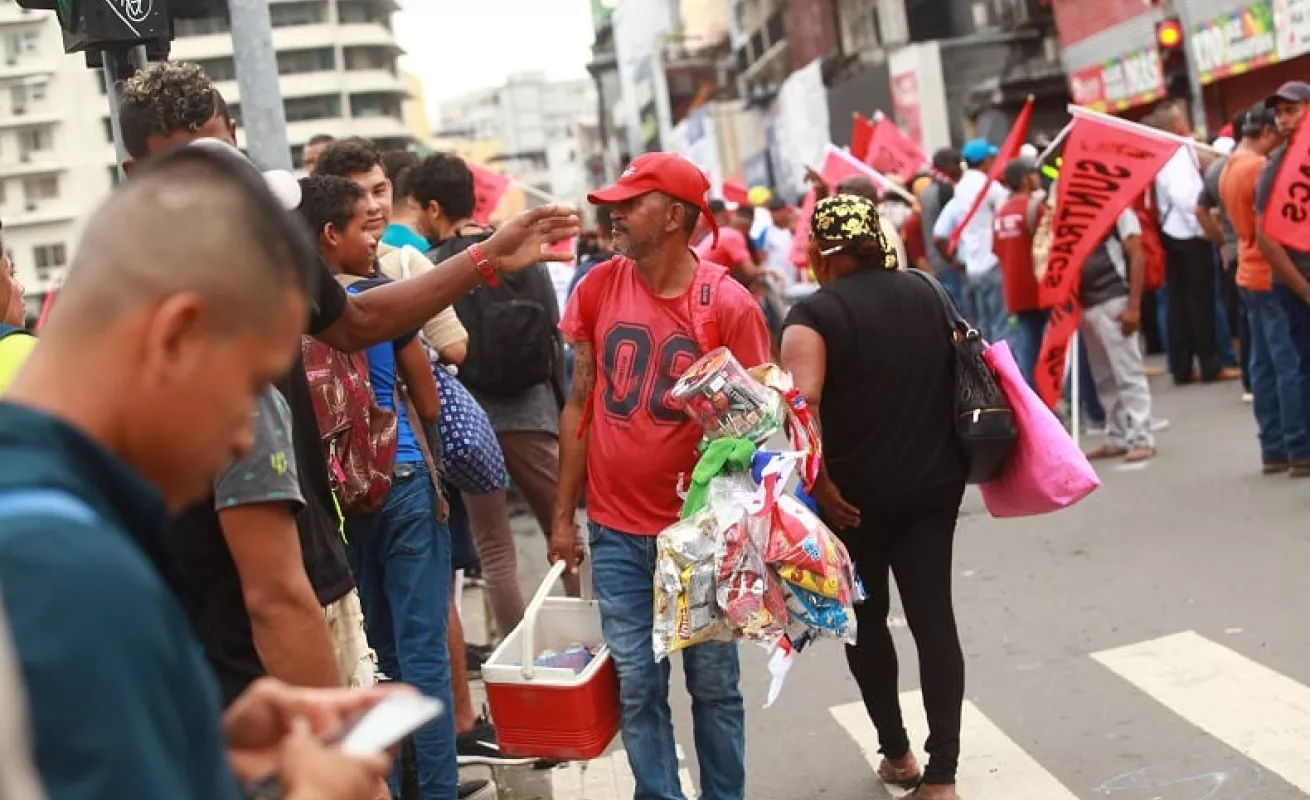 Chicheros, raspaderos y buhoneros compiten por las ventas en las protestas