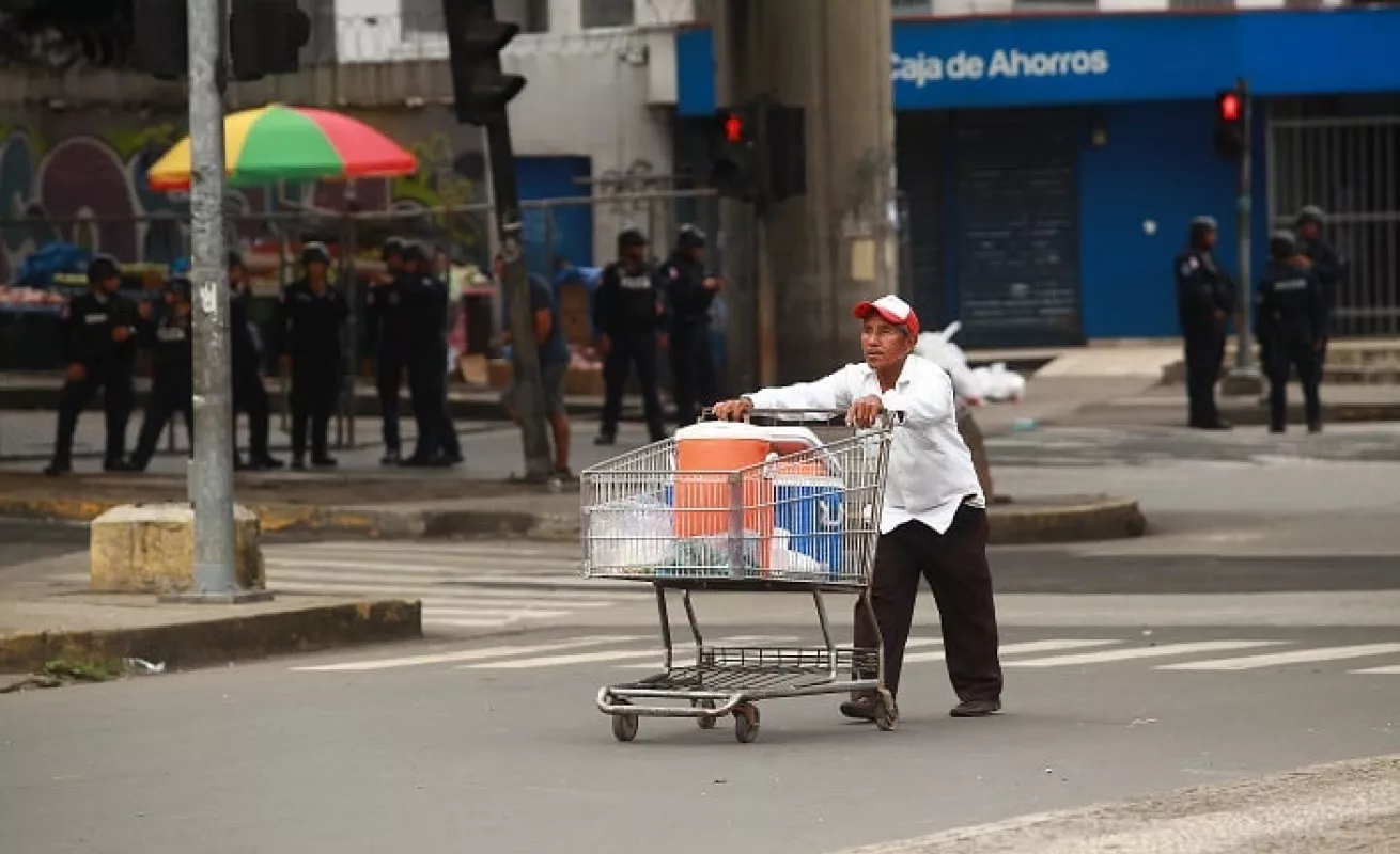 Chicheros, raspaderos y buhoneros compiten por las ventas en las protestas