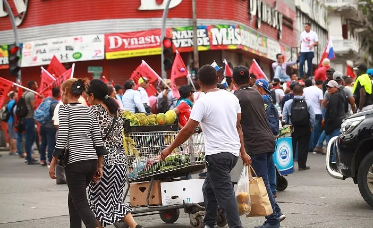 Chicheros, raspaderos y buhoneros compiten por las ventas en las protestas