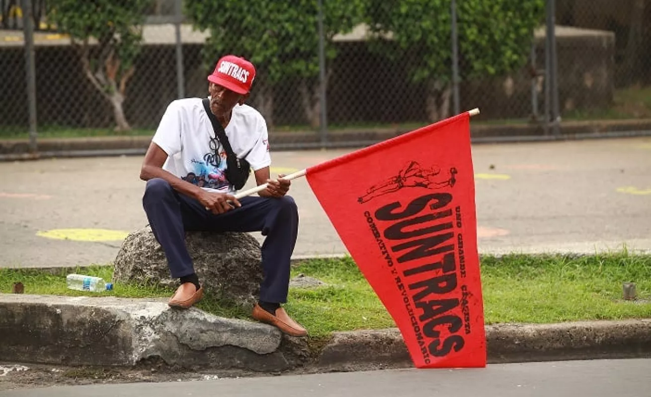 Chicheros, raspaderos y buhoneros compiten por las ventas en las protestas