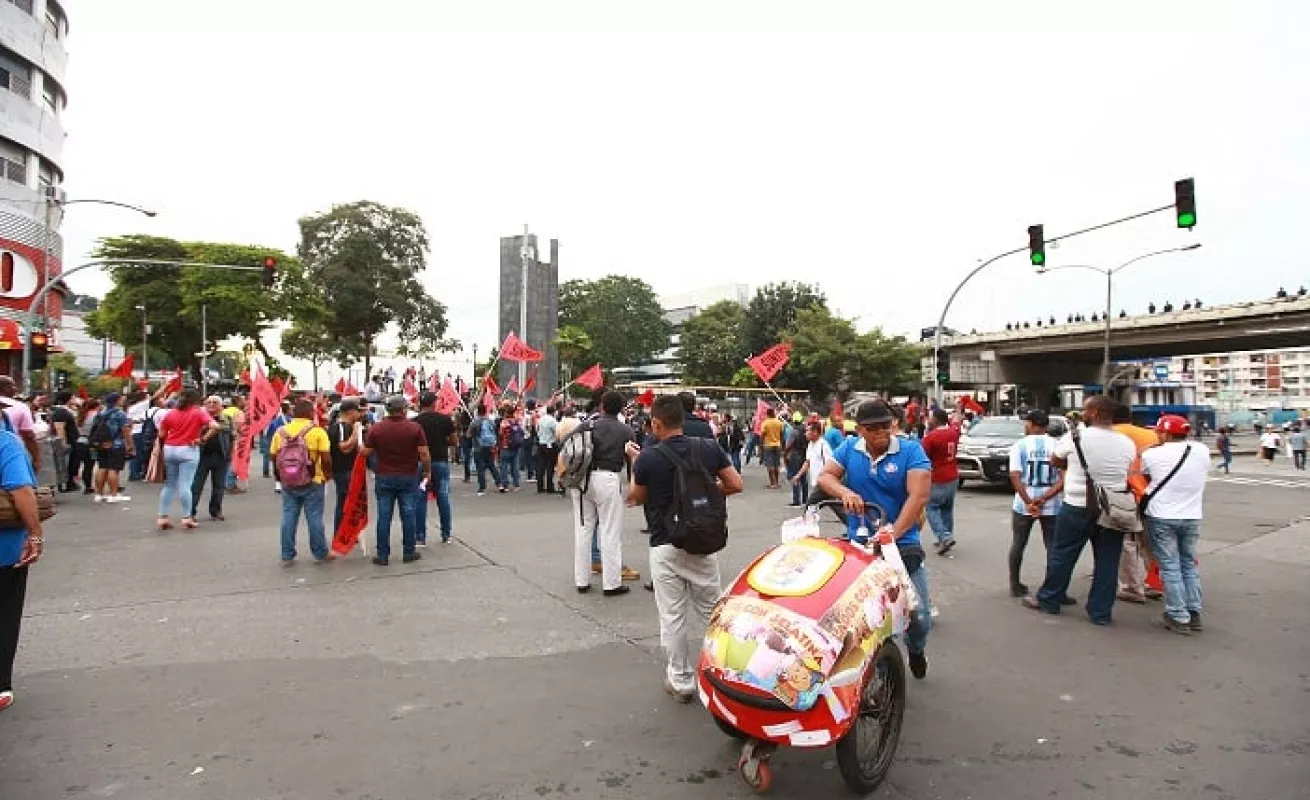 Chicheros, raspaderos y buhoneros compiten por las ventas en las protestas