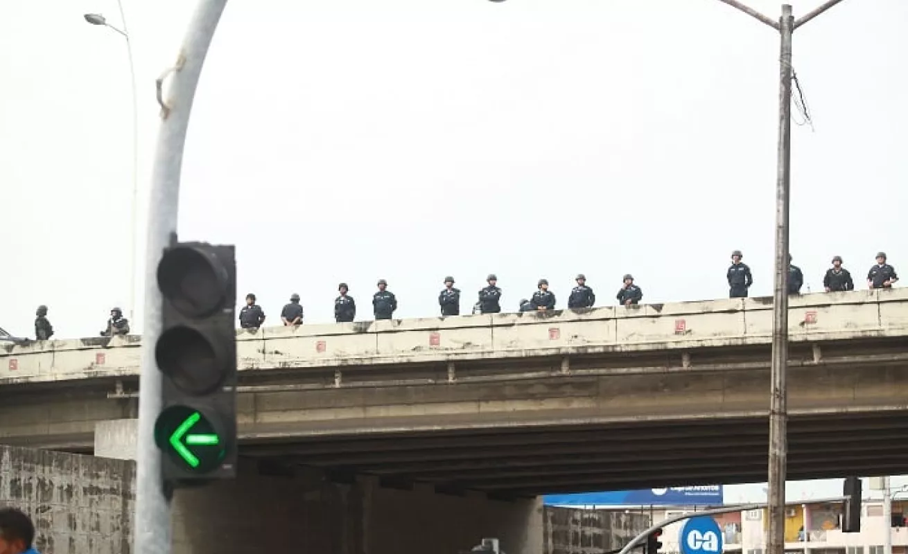 Chicheros, raspaderos y buhoneros compiten por las ventas en las protestas