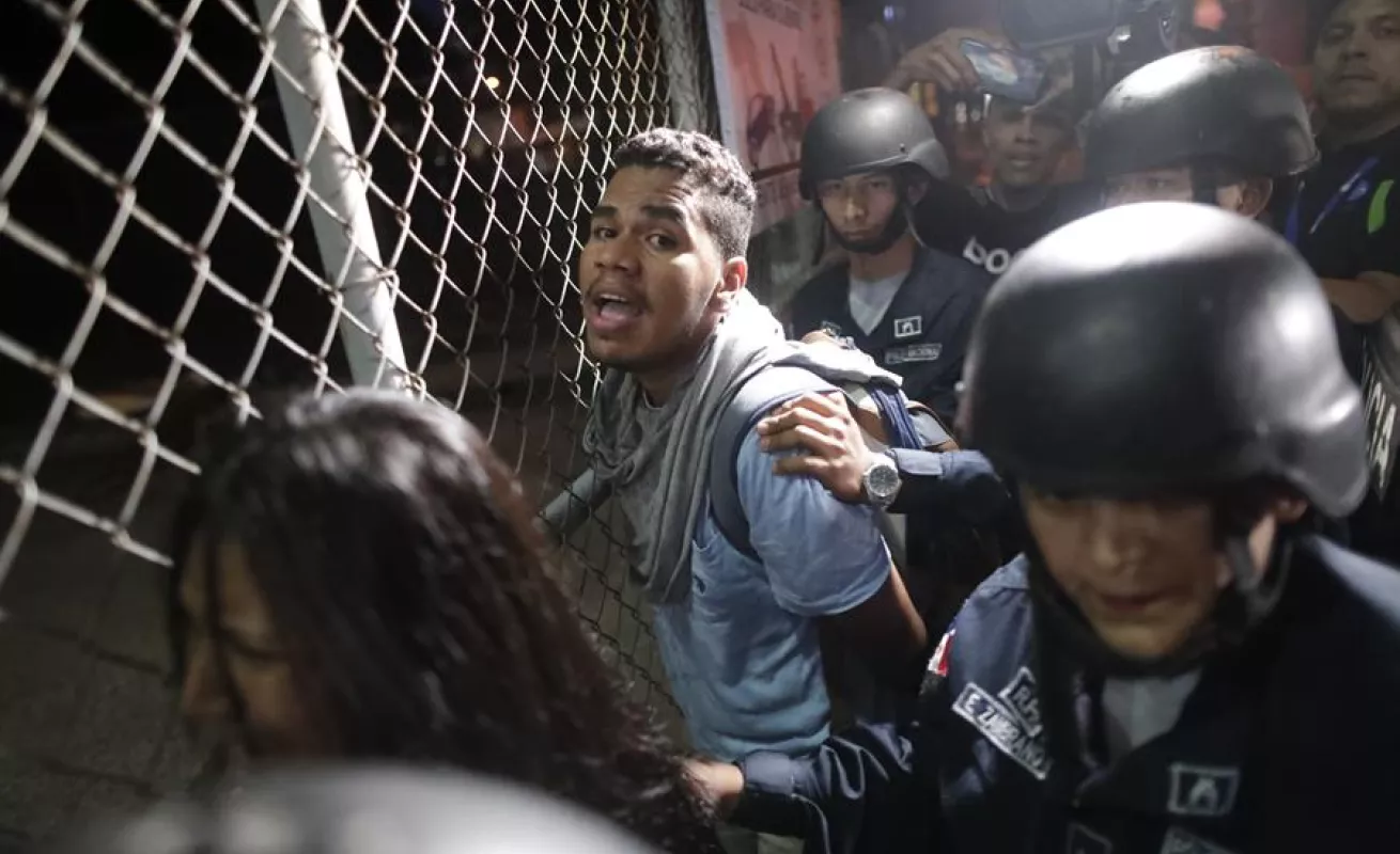 Tiradera de piedras, botellas y fuegos pirotécnicos en protestas contra reformas constitucionales