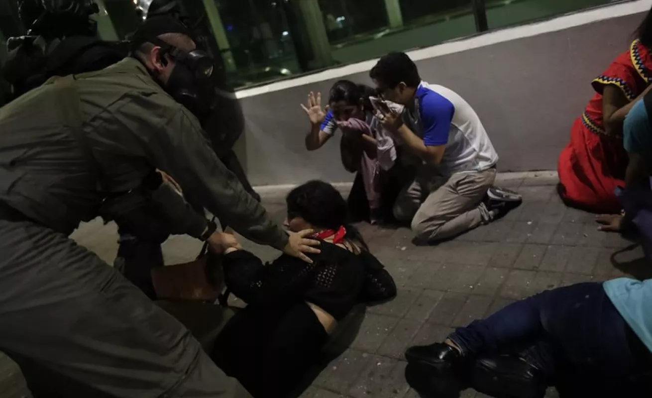 Tiradera de piedras, botellas y fuegos pirotécnicos en protestas contra reformas constitucionales